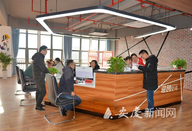 在迎江经济开发区安庆迎创空间,企业工作人员正在向服务人员咨询法律